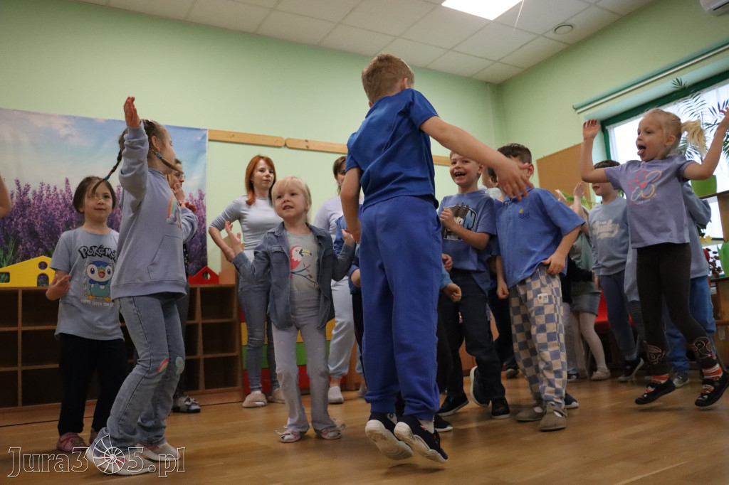 Fotorelacja: NIEBIESKIE IGRZYSKA w Przedszkolu Integracyjnym nr 3 w Zawierciu