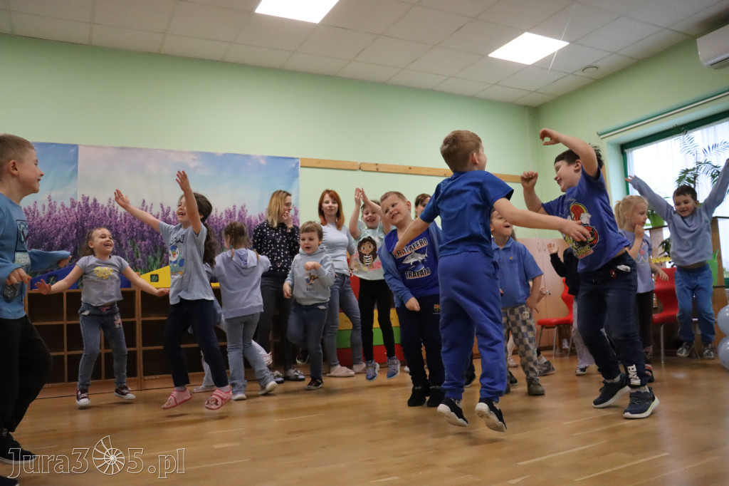 Fotorelacja: NIEBIESKIE IGRZYSKA w Przedszkolu Integracyjnym nr 3 w Zawierciu