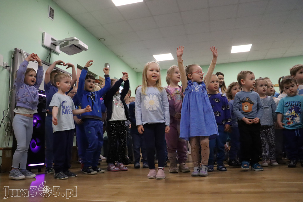 Fotorelacja: NIEBIESKIE IGRZYSKA w Przedszkolu Integracyjnym nr 3 w Zawierciu