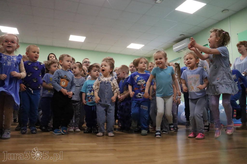 Fotorelacja: NIEBIESKIE IGRZYSKA w Przedszkolu Integracyjnym nr 3 w Zawierciu