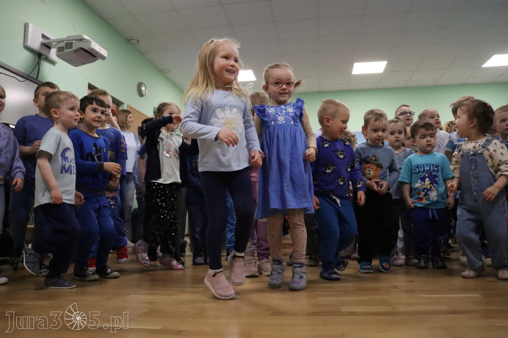 Fotorelacja: NIEBIESKIE IGRZYSKA w Przedszkolu Integracyjnym nr 3 w Zawierciu