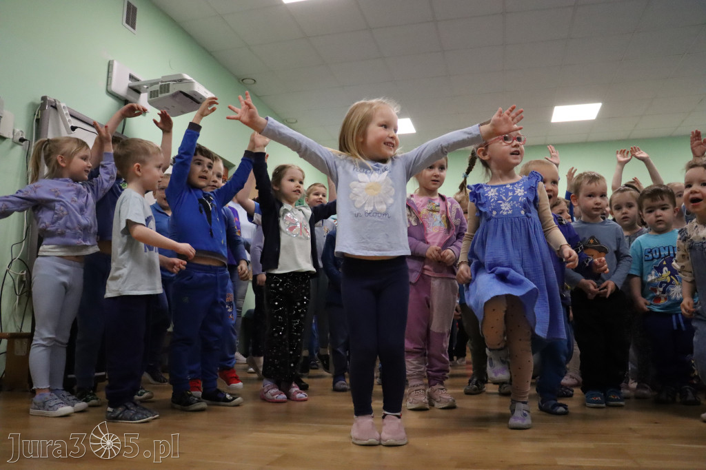 Fotorelacja: NIEBIESKIE IGRZYSKA w Przedszkolu Integracyjnym nr 3 w Zawierciu