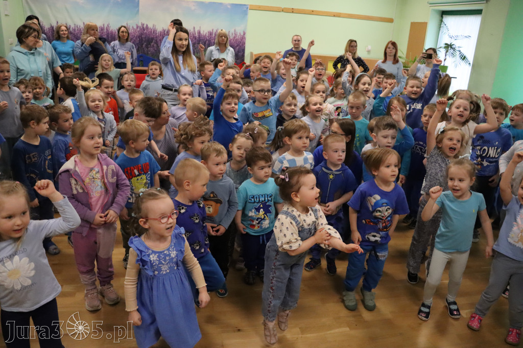 Fotorelacja: NIEBIESKIE IGRZYSKA w Przedszkolu Integracyjnym nr 3 w Zawierciu