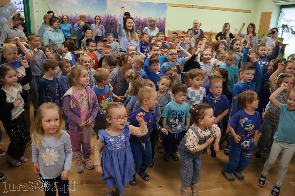 Fotorelacja: NIEBIESKIE IGRZYSKA w Przedszkolu Integracyjnym nr 3 w Zawierciu