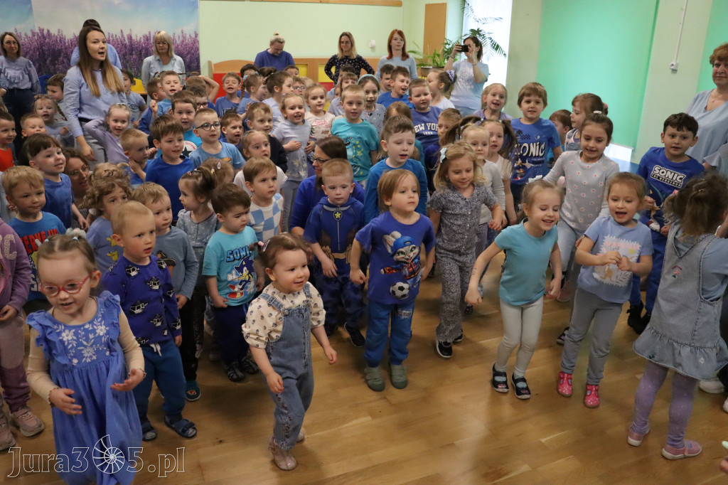 Fotorelacja: NIEBIESKIE IGRZYSKA w Przedszkolu Integracyjnym nr 3 w Zawierciu