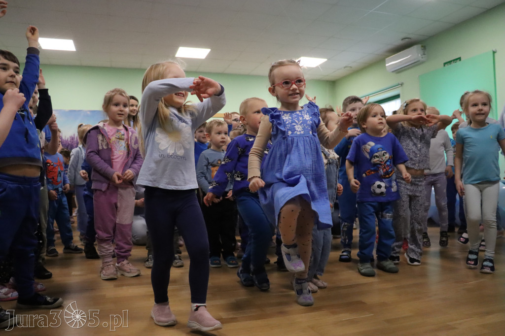 Fotorelacja: NIEBIESKIE IGRZYSKA w Przedszkolu Integracyjnym nr 3 w Zawierciu