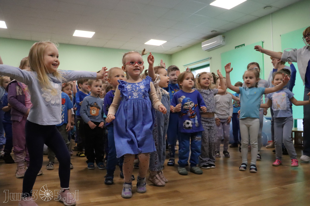 Fotorelacja: NIEBIESKIE IGRZYSKA w Przedszkolu Integracyjnym nr 3 w Zawierciu