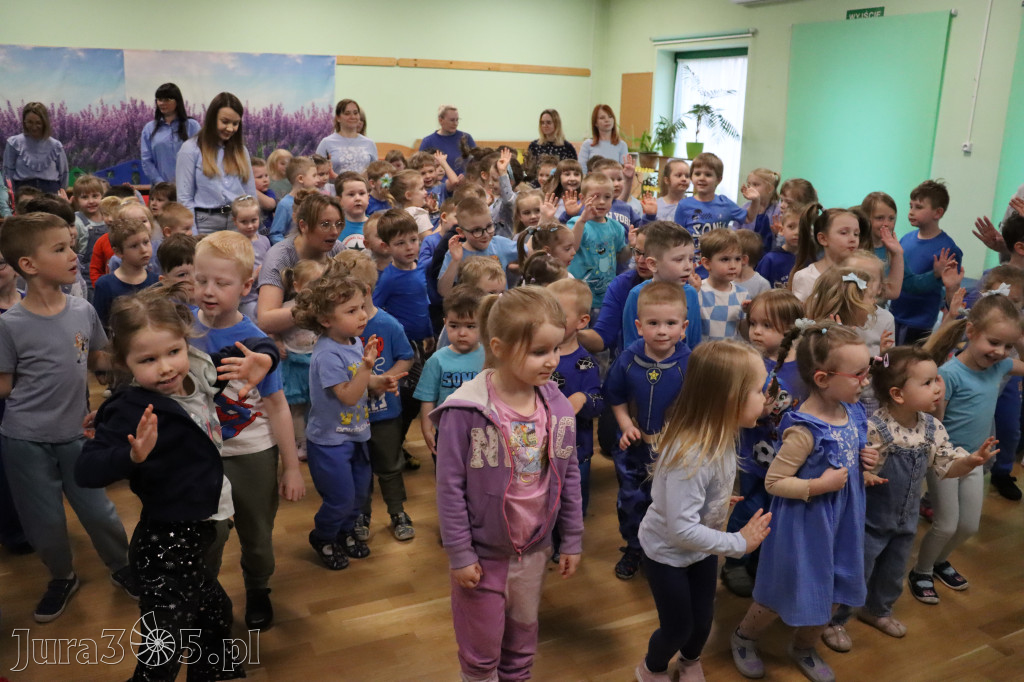 Fotorelacja: NIEBIESKIE IGRZYSKA w Przedszkolu Integracyjnym nr 3 w Zawierciu