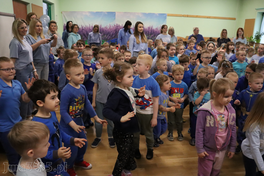 Fotorelacja: NIEBIESKIE IGRZYSKA w Przedszkolu Integracyjnym nr 3 w Zawierciu