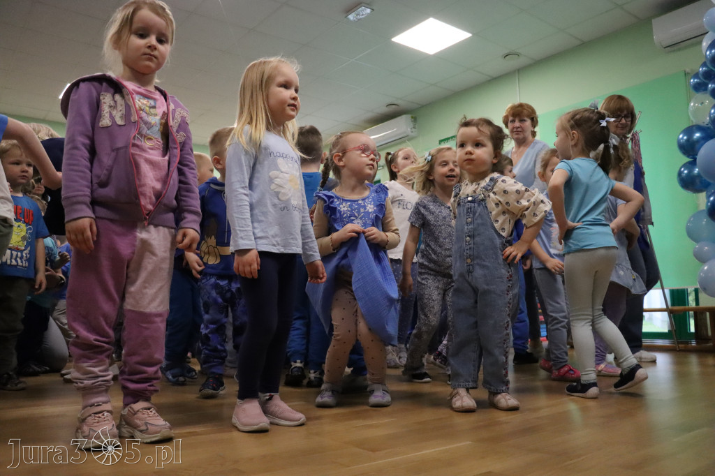 Fotorelacja: NIEBIESKIE IGRZYSKA w Przedszkolu Integracyjnym nr 3 w Zawierciu