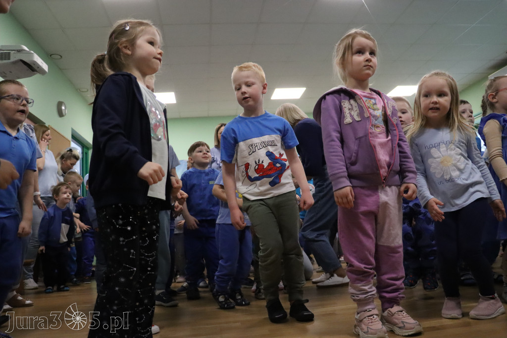 Fotorelacja: NIEBIESKIE IGRZYSKA w Przedszkolu Integracyjnym nr 3 w Zawierciu