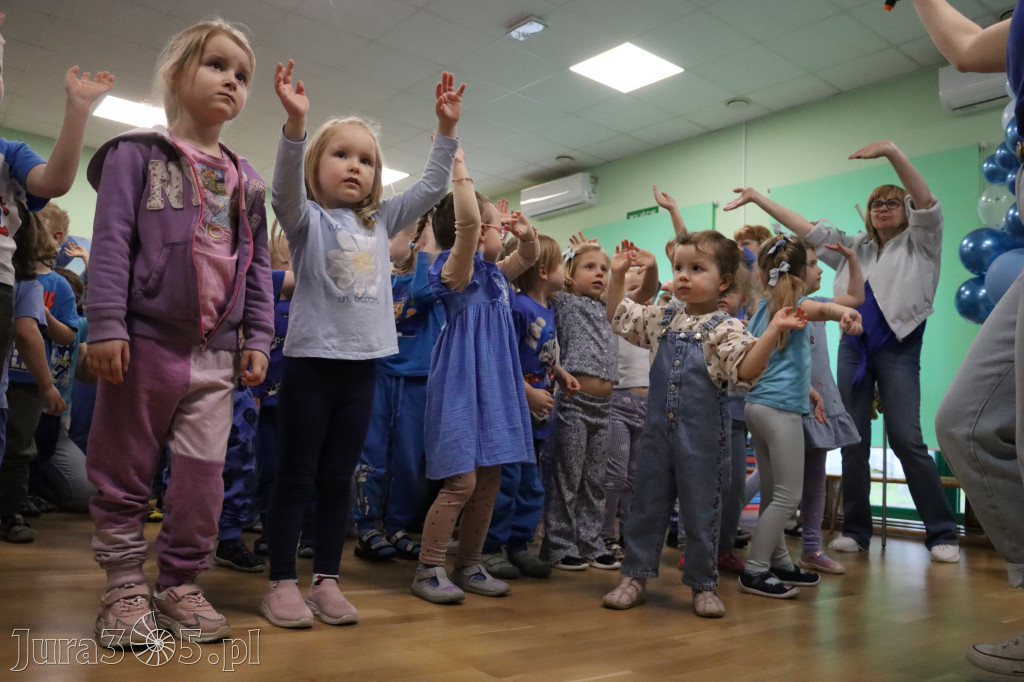 Fotorelacja: NIEBIESKIE IGRZYSKA w Przedszkolu Integracyjnym nr 3 w Zawierciu
