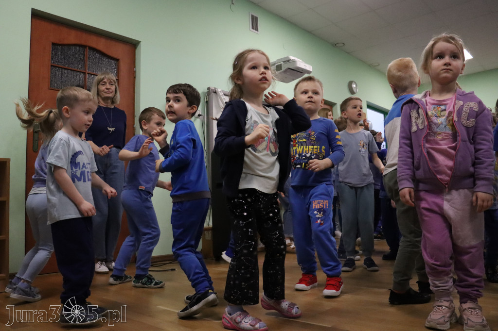 Fotorelacja: NIEBIESKIE IGRZYSKA w Przedszkolu Integracyjnym nr 3 w Zawierciu