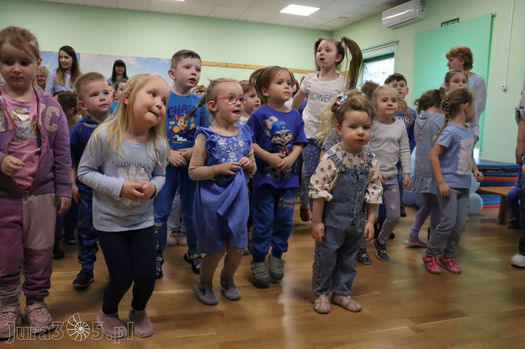 Fotorelacja: NIEBIESKIE IGRZYSKA w Przedszkolu Integracyjnym nr 3 w Zawierciu