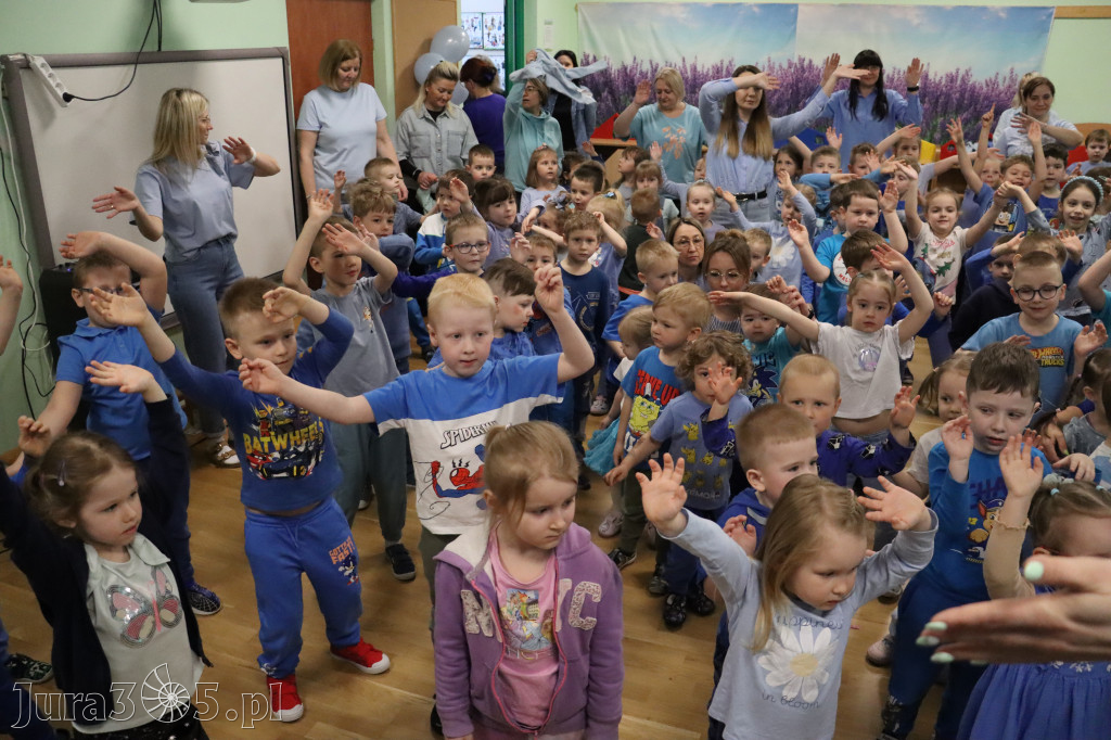Fotorelacja: NIEBIESKIE IGRZYSKA w Przedszkolu Integracyjnym nr 3 w Zawierciu