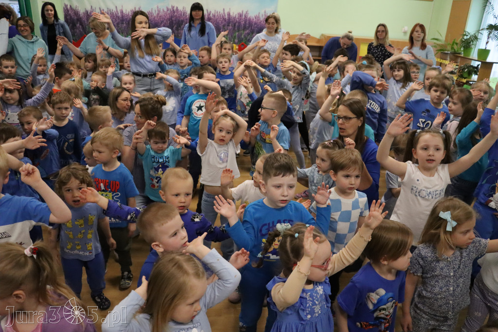 Fotorelacja: NIEBIESKIE IGRZYSKA w Przedszkolu Integracyjnym nr 3 w Zawierciu