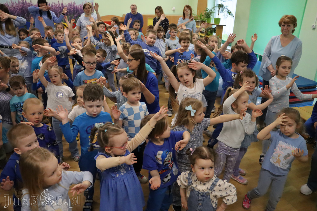 Fotorelacja: NIEBIESKIE IGRZYSKA w Przedszkolu Integracyjnym nr 3 w Zawierciu