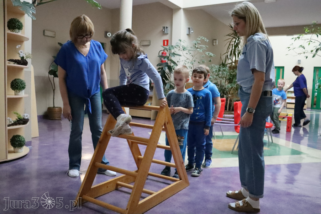 Fotorelacja: NIEBIESKIE IGRZYSKA w Przedszkolu Integracyjnym nr 3 w Zawierciu