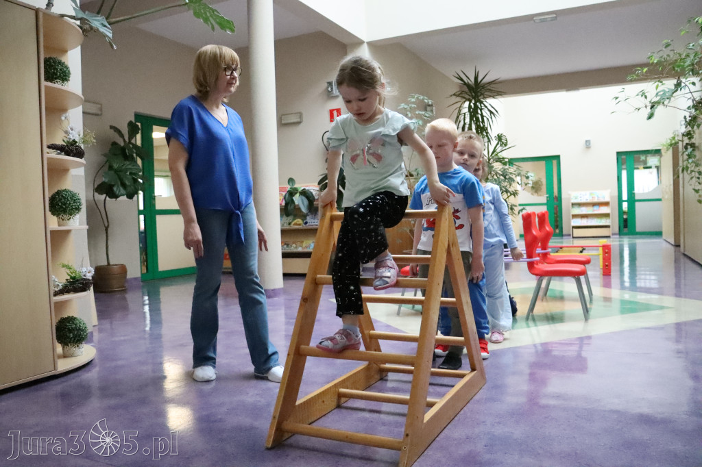 Fotorelacja: NIEBIESKIE IGRZYSKA w Przedszkolu Integracyjnym nr 3 w Zawierciu