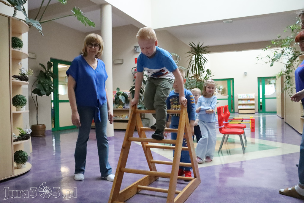 Fotorelacja: NIEBIESKIE IGRZYSKA w Przedszkolu Integracyjnym nr 3 w Zawierciu