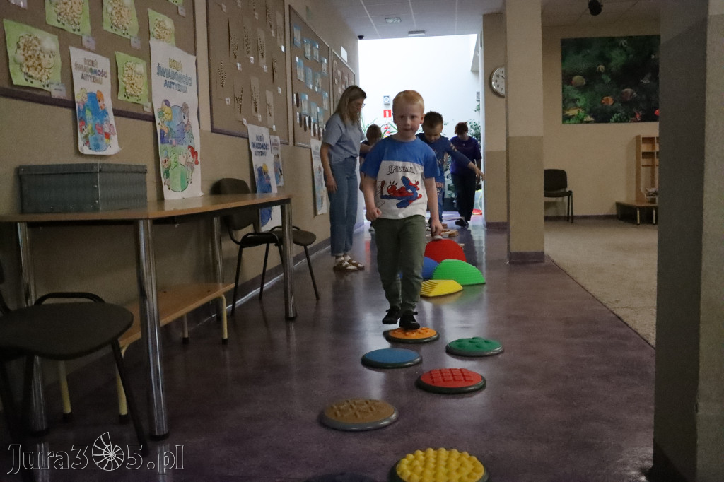 Fotorelacja: NIEBIESKIE IGRZYSKA w Przedszkolu Integracyjnym nr 3 w Zawierciu