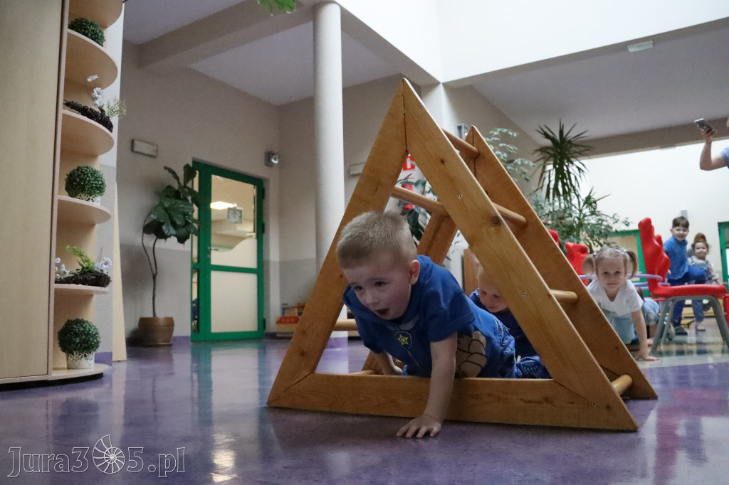 Fotorelacja: NIEBIESKIE IGRZYSKA w Przedszkolu Integracyjnym nr 3 w Zawierciu