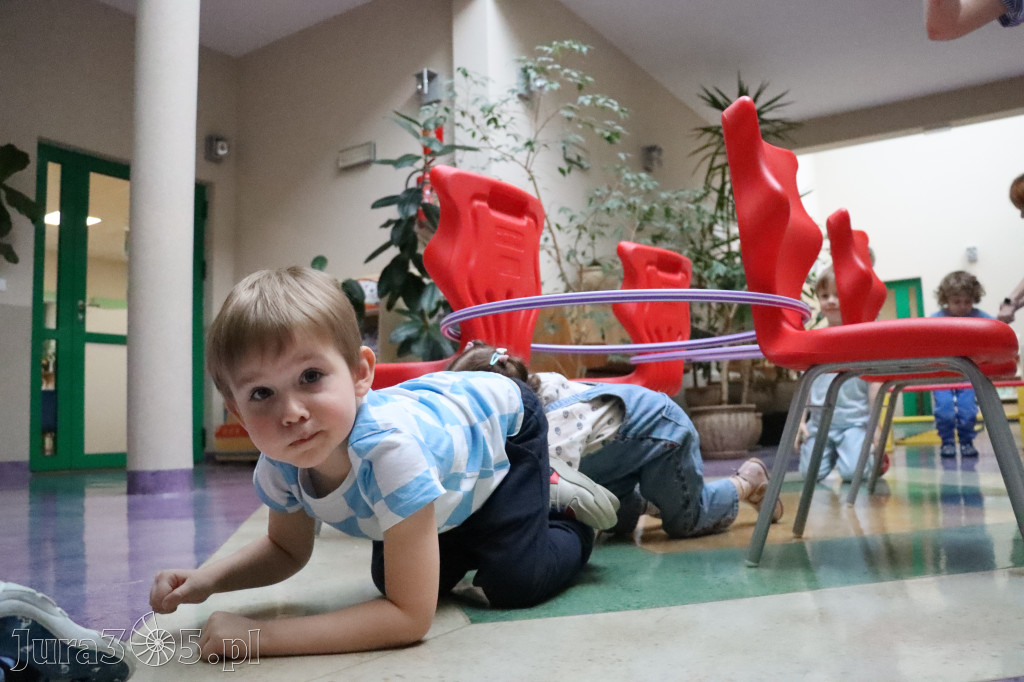 Fotorelacja: NIEBIESKIE IGRZYSKA w Przedszkolu Integracyjnym nr 3 w Zawierciu
