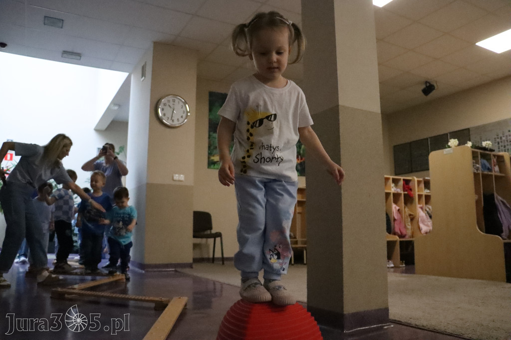 Fotorelacja: NIEBIESKIE IGRZYSKA w Przedszkolu Integracyjnym nr 3 w Zawierciu