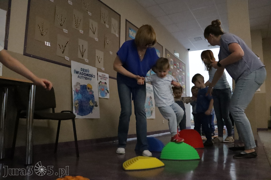 Fotorelacja: NIEBIESKIE IGRZYSKA w Przedszkolu Integracyjnym nr 3 w Zawierciu