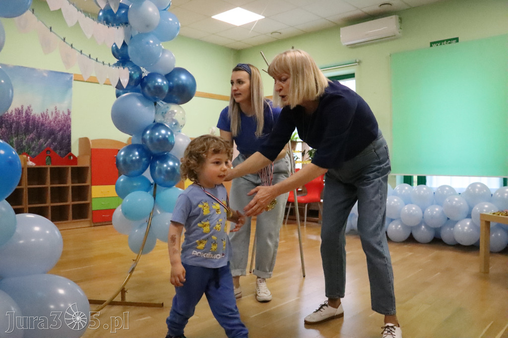Fotorelacja: NIEBIESKIE IGRZYSKA w Przedszkolu Integracyjnym nr 3 w Zawierciu