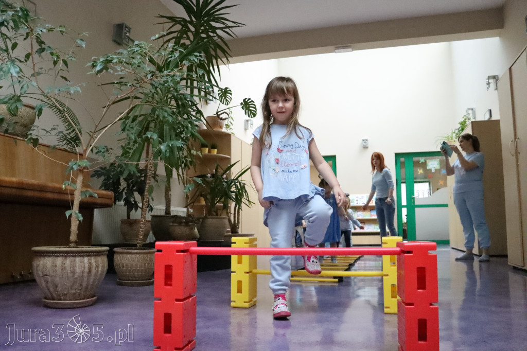 Fotorelacja: NIEBIESKIE IGRZYSKA w Przedszkolu Integracyjnym nr 3 w Zawierciu