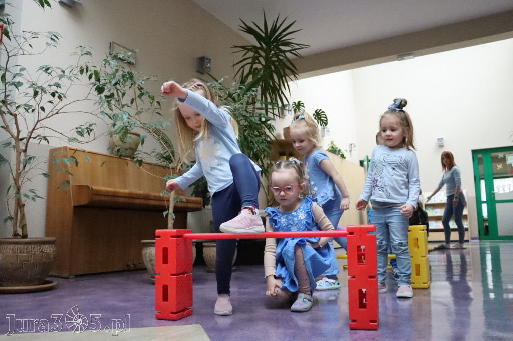 Fotorelacja: NIEBIESKIE IGRZYSKA w Przedszkolu Integracyjnym nr 3 w Zawierciu