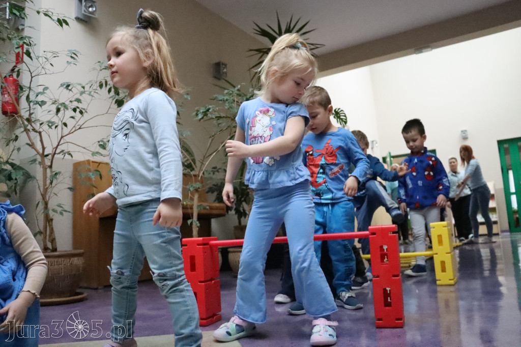 Fotorelacja: NIEBIESKIE IGRZYSKA w Przedszkolu Integracyjnym nr 3 w Zawierciu