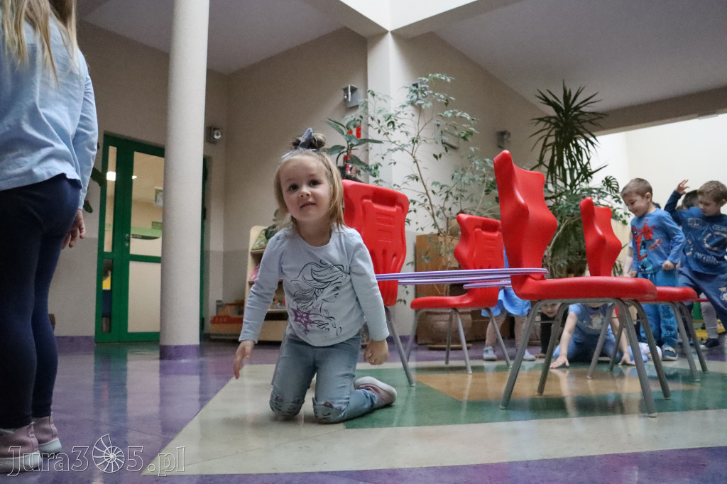 Fotorelacja: NIEBIESKIE IGRZYSKA w Przedszkolu Integracyjnym nr 3 w Zawierciu