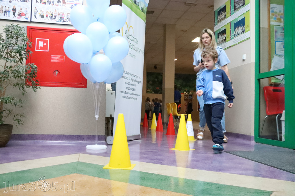 Fotorelacja: NIEBIESKIE IGRZYSKA w Przedszkolu Integracyjnym nr 3 w Zawierciu