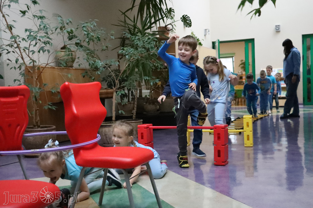 Fotorelacja: NIEBIESKIE IGRZYSKA w Przedszkolu Integracyjnym nr 3 w Zawierciu