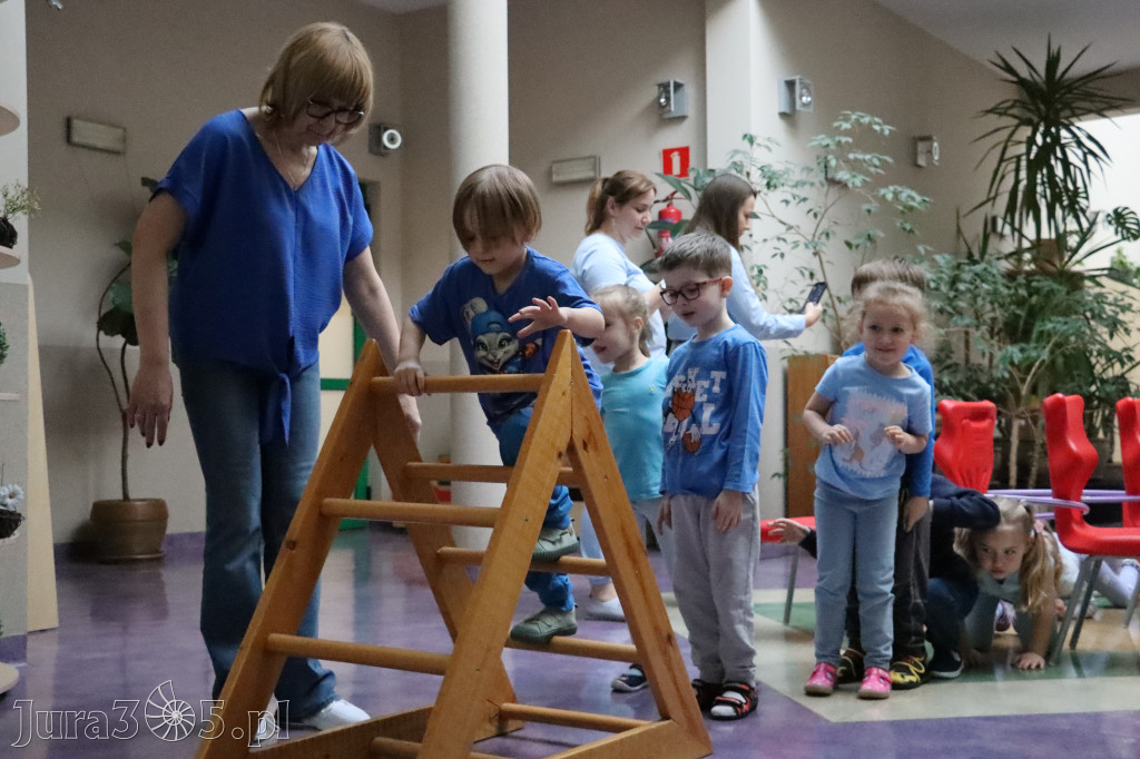 Fotorelacja: NIEBIESKIE IGRZYSKA w Przedszkolu Integracyjnym nr 3 w Zawierciu