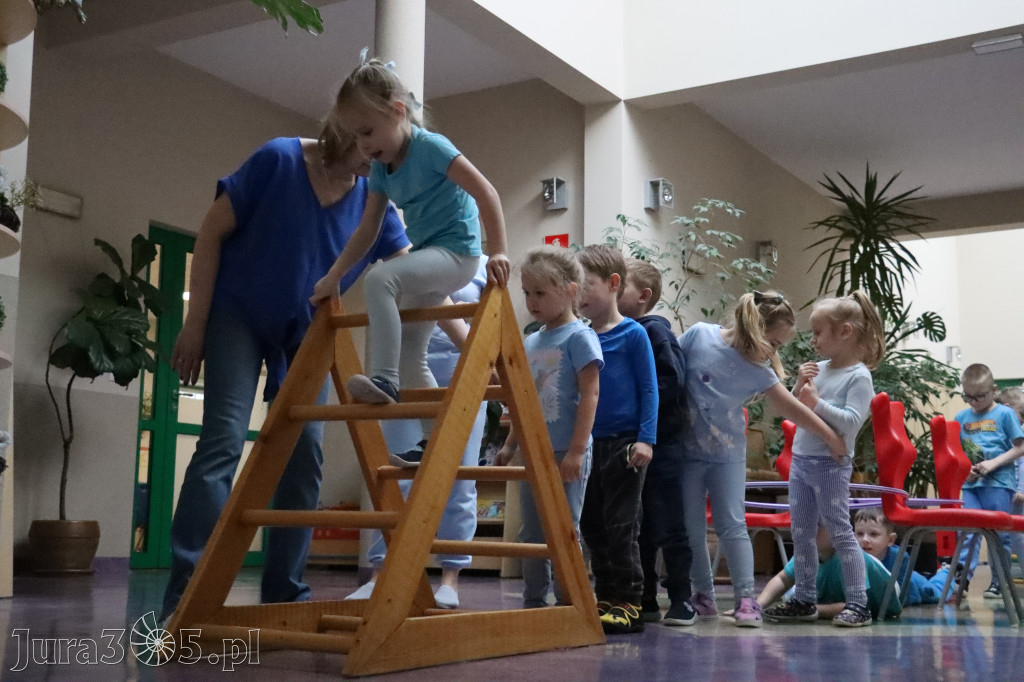 Fotorelacja: NIEBIESKIE IGRZYSKA w Przedszkolu Integracyjnym nr 3 w Zawierciu