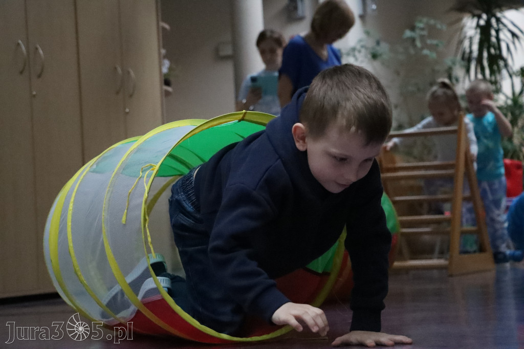 Fotorelacja: NIEBIESKIE IGRZYSKA w Przedszkolu Integracyjnym nr 3 w Zawierciu