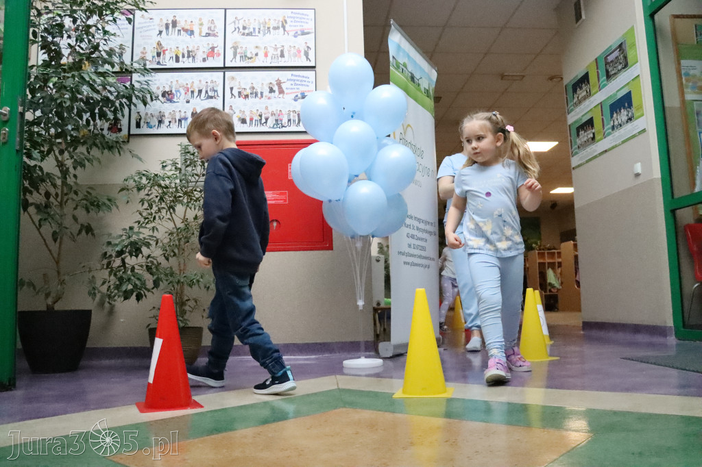 Fotorelacja: NIEBIESKIE IGRZYSKA w Przedszkolu Integracyjnym nr 3 w Zawierciu