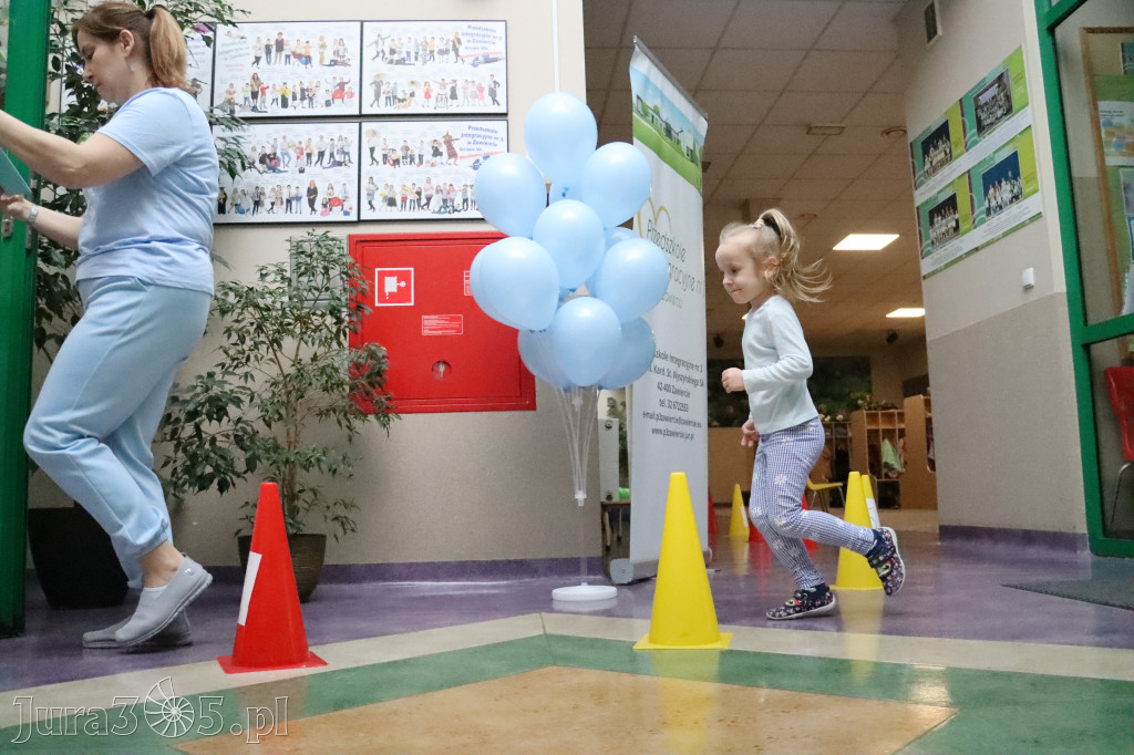 Fotorelacja: NIEBIESKIE IGRZYSKA w Przedszkolu Integracyjnym nr 3 w Zawierciu