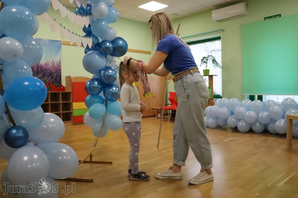 Fotorelacja: NIEBIESKIE IGRZYSKA w Przedszkolu Integracyjnym nr 3 w Zawierciu