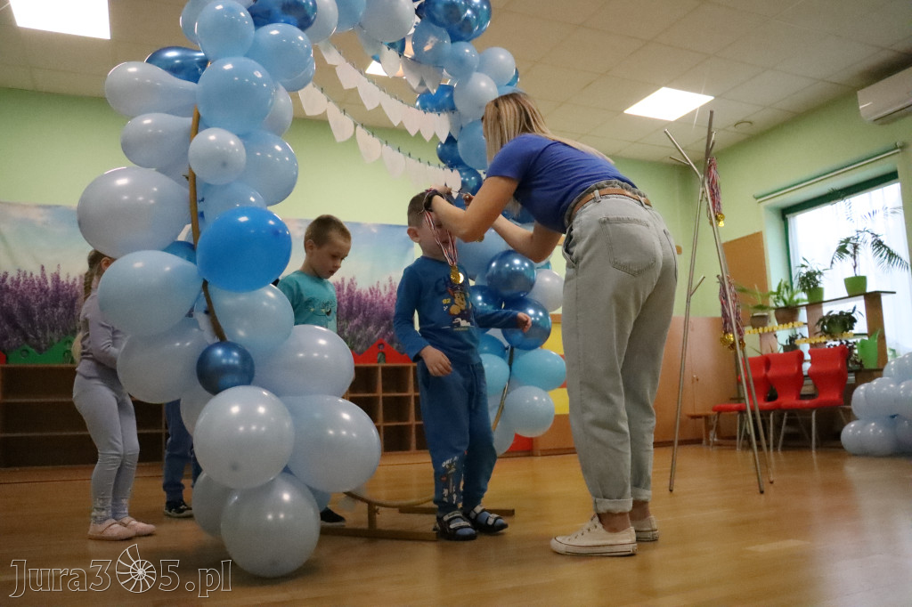 Fotorelacja: NIEBIESKIE IGRZYSKA w Przedszkolu Integracyjnym nr 3 w Zawierciu