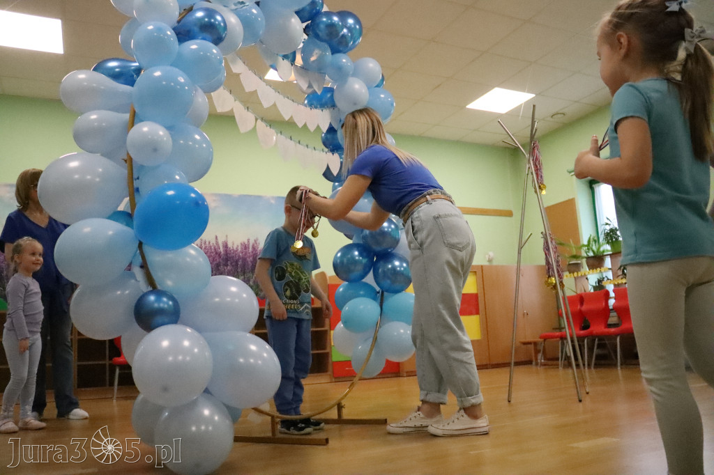 Fotorelacja: NIEBIESKIE IGRZYSKA w Przedszkolu Integracyjnym nr 3 w Zawierciu
