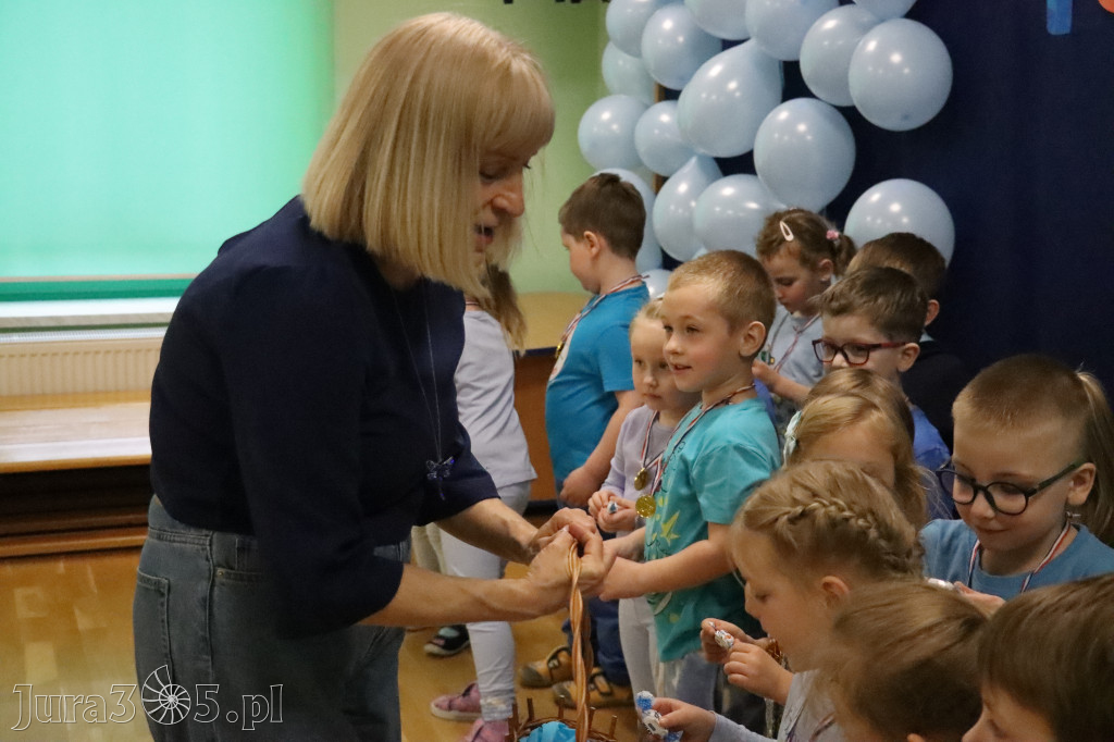 Fotorelacja: NIEBIESKIE IGRZYSKA w Przedszkolu Integracyjnym nr 3 w Zawierciu