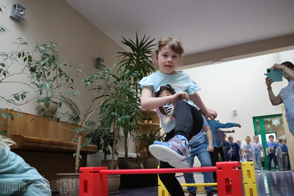 Fotorelacja: NIEBIESKIE IGRZYSKA w Przedszkolu Integracyjnym nr 3 w Zawierciu