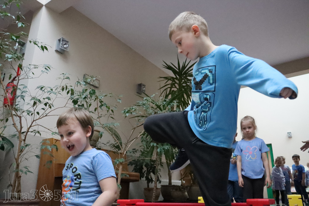 Fotorelacja: NIEBIESKIE IGRZYSKA w Przedszkolu Integracyjnym nr 3 w Zawierciu