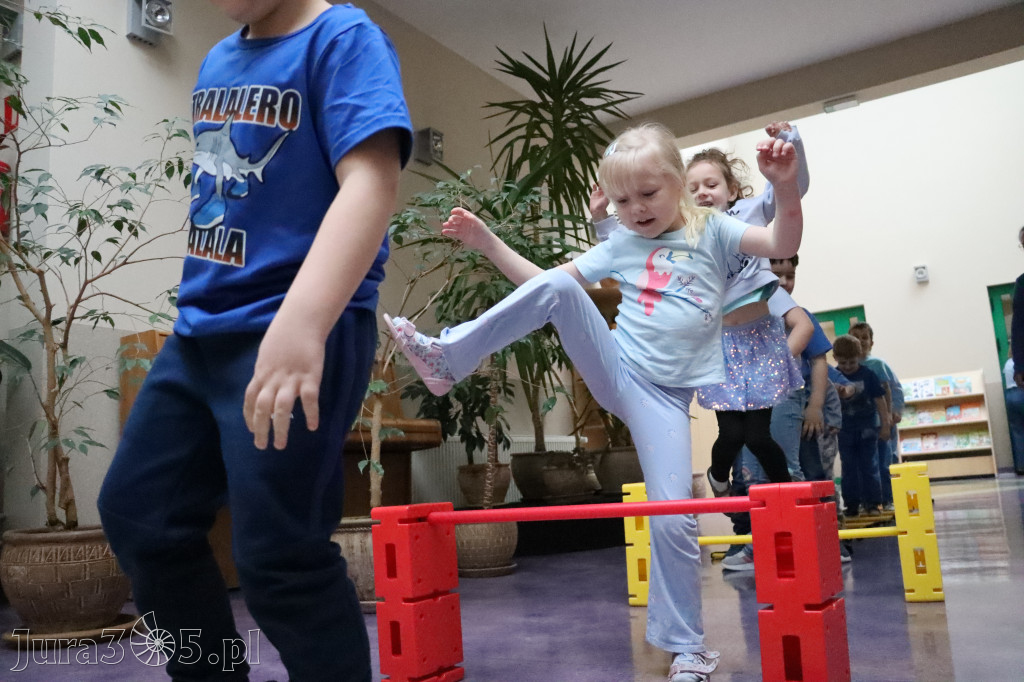 Fotorelacja: NIEBIESKIE IGRZYSKA w Przedszkolu Integracyjnym nr 3 w Zawierciu