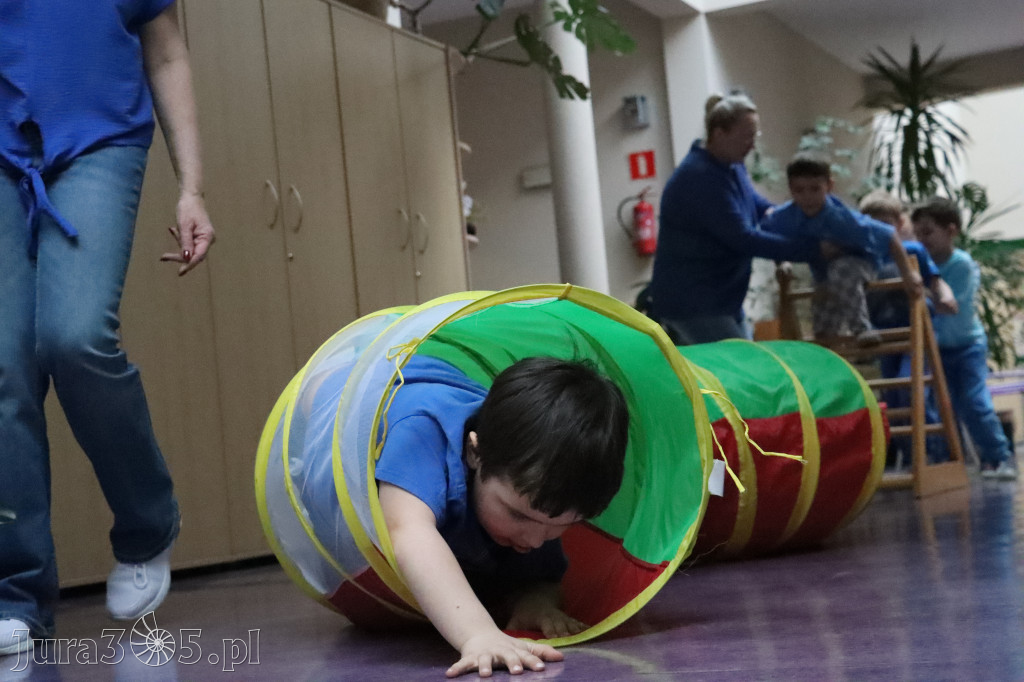 Fotorelacja: NIEBIESKIE IGRZYSKA w Przedszkolu Integracyjnym nr 3 w Zawierciu