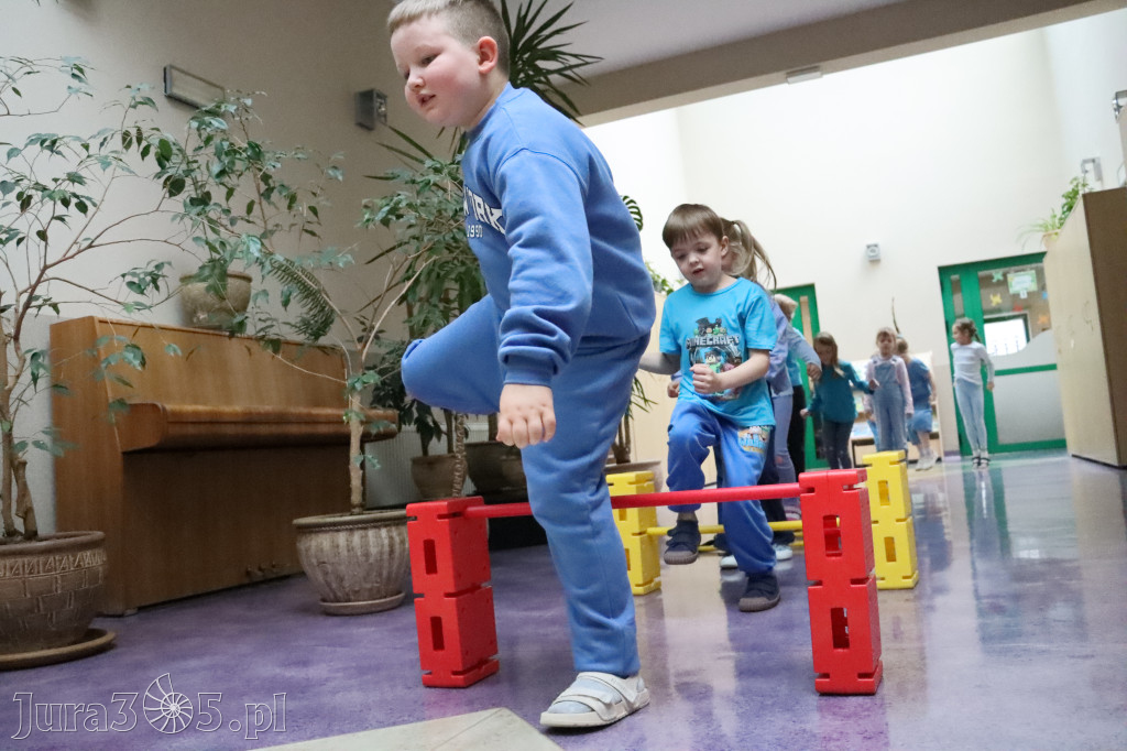 Fotorelacja: NIEBIESKIE IGRZYSKA w Przedszkolu Integracyjnym nr 3 w Zawierciu